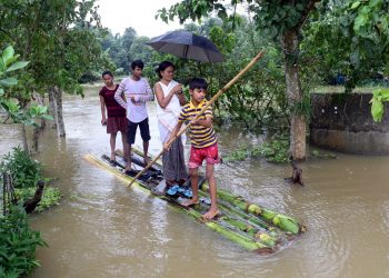(190716) -- ASSAM, 16 julio, 2019 (Xinhua) -- Imagen del 15 de julio de 2019 de residentes cruzando un área inundada con una balsa de árbol de plátano improvisada, en Jorhat, en el estado de Assam, en el noreste de India. Más de 35 personas han fallecido y 2.6 millones han resultado afectadas por las inundaciones que han devastado el estado oriental de Bihar y el estado nororiental de Assam de India, informó el lunes la prensa local. (Xinhua/Str) (jg) (ah)