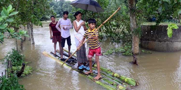 (190716) -- ASSAM, 16 julio, 2019 (Xinhua) -- Imagen del 15 de julio de 2019 de residentes cruzando un área inundada con una balsa de árbol de plátano improvisada, en Jorhat, en el estado de Assam, en el noreste de India. Más de 35 personas han fallecido y 2.6 millones han resultado afectadas por las inundaciones que han devastado el estado oriental de Bihar y el estado nororiental de Assam de India, informó el lunes la prensa local. (Xinhua/Str) (jg) (ah)