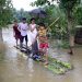 (190716) -- ASSAM, 16 julio, 2019 (Xinhua) -- Imagen del 15 de julio de 2019 de residentes cruzando un área inundada con una balsa de árbol de plátano improvisada, en Jorhat, en el estado de Assam, en el noreste de India. Más de 35 personas han fallecido y 2.6 millones han resultado afectadas por las inundaciones que han devastado el estado oriental de Bihar y el estado nororiental de Assam de India, informó el lunes la prensa local. (Xinhua/Str) (jg) (ah)
