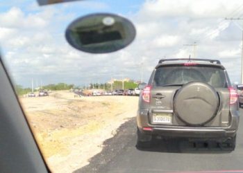 Residentes de Brisas del Este protestan por cierre de calle conecta con Avenida Ecológica