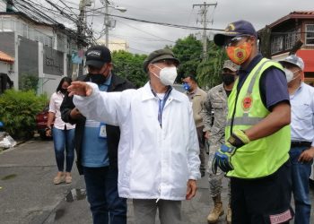 Alcalde SDE realiza recorrido por varios sectores ante paso de Isaías