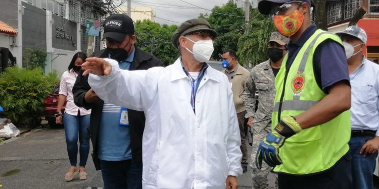 Alcalde SDE realiza recorrido por varios sectores ante paso de Isaías