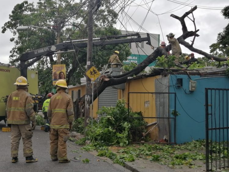 Alcalde SDE realiza recorrido por varios sectores ante paso de Isaías