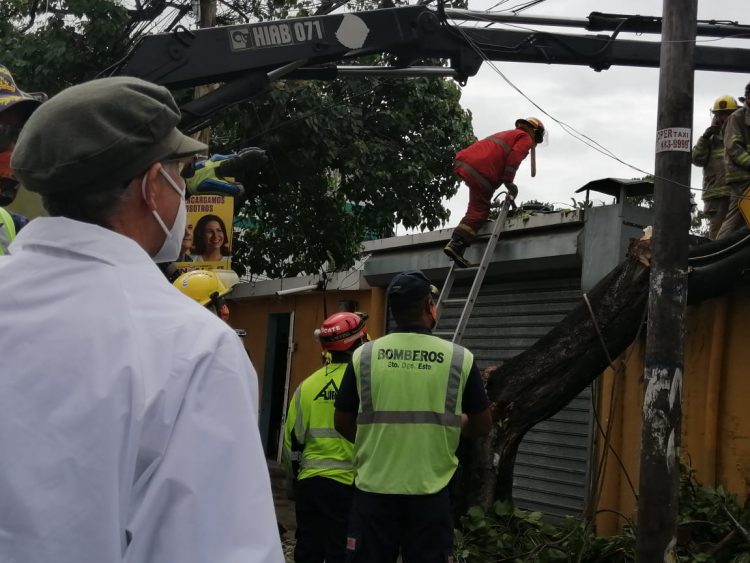 Alcalde SDE realiza recorrido por varios sectores ante paso de Isaías