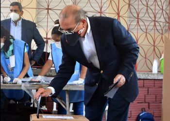 Danilo Medina acude a votar y exhorta a la población a que lo haga