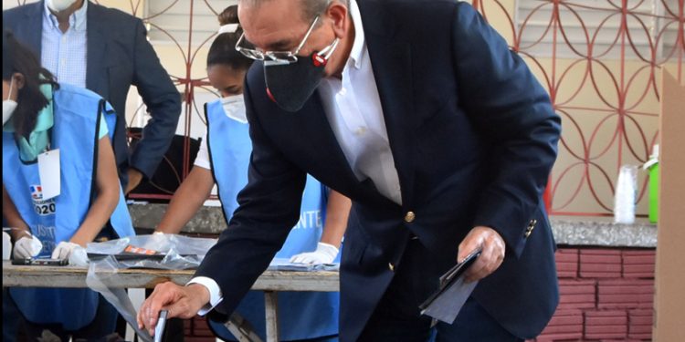 Danilo Medina acude a votar y exhorta a la población a que lo haga