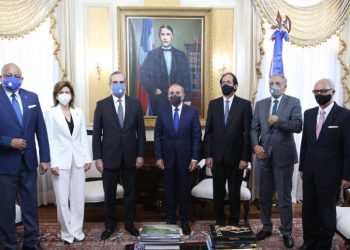 Luis Abinader llega a Palacio Nacional para reunirse con Danilo Medina