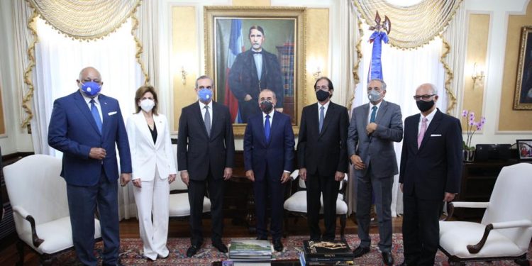 Luis Abinader llega a Palacio Nacional para reunirse con Danilo Medina