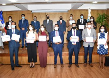 MEPyD entrega premios a ganadores de concursos de investigación económica y social