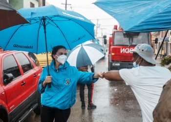 Alcaldesa Carolina Mejía visita barrios ante el paso de la tormenta Isaías.