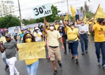 Cientos de trabajadores reclaman Senado apruebe proyecto devolvería 30% afiliados a las AFP