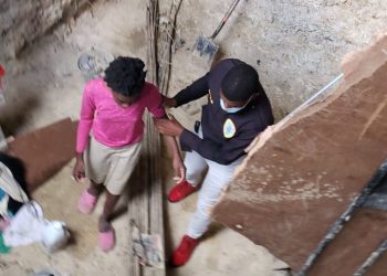 Agentes policiales proceden al rescate de las menores