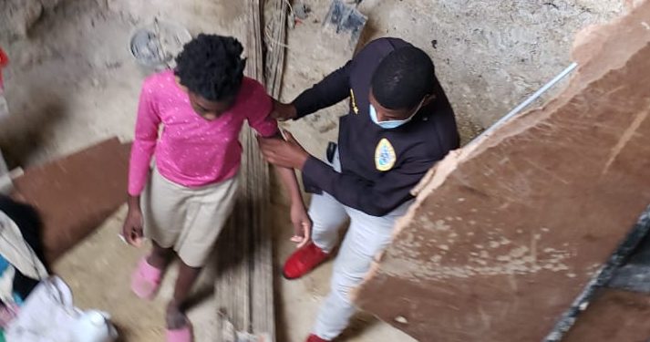 Agentes policiales proceden al rescate de las menores