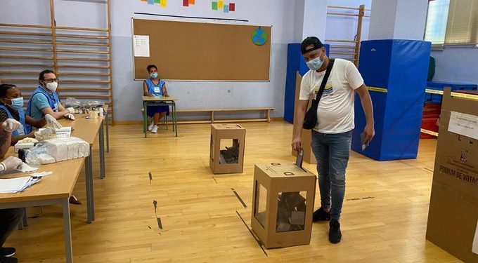 Dominicanos votan en masa en para elegir sus autoridades