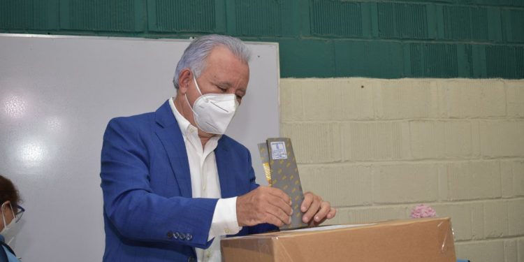 Antonio Taveras Guzmán vota y pide a ciudadanos a acudir a sufragar