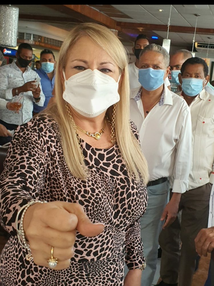 Gobernadora de Puerto Rico se reúne con comerciantes dominicanos