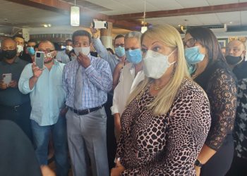 Gobernadora de Puerto Rico se reúne con comerciantes dominicanos