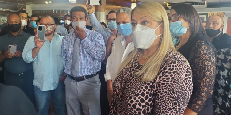 Gobernadora de Puerto Rico se reúne con comerciantes dominicanos