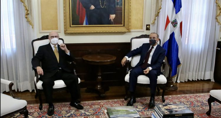 Hipólito Mejía visita a Danilo Medina en el Palacio Nacional