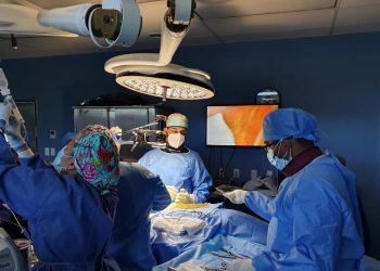 Médicos realizan con éxito primera cirugía exoscópica en Hospital Darío Contreras