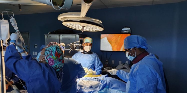 Médicos realizan con éxito primera cirugía exoscópica en Hospital Darío Contreras
