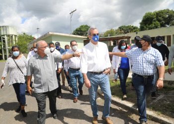 Luis Abinader lleva esperanza a víctimas de Isaías en Hato Mayor