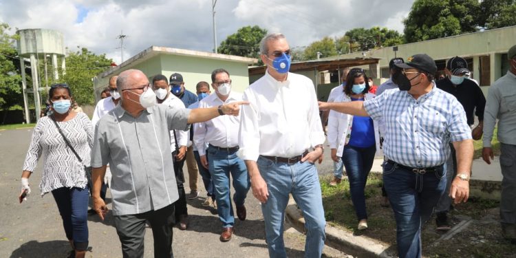 Luis Abinader lleva esperanza a víctimas de Isaías en Hato Mayor