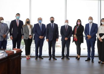 Ministro Toca Simó y futuro incumbente Ito Bisono sostienen reunión