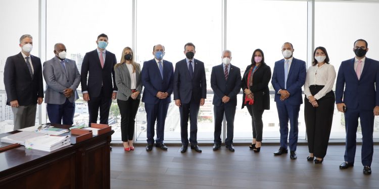 Ministro Toca Simó y futuro incumbente Ito Bisono sostienen reunión