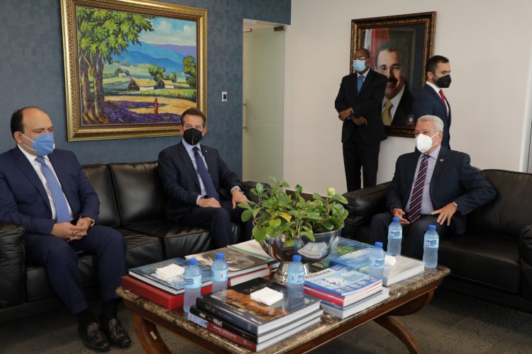 Ministro Toca Simó y futuro incumbente Ito Bisono sostienen reunión