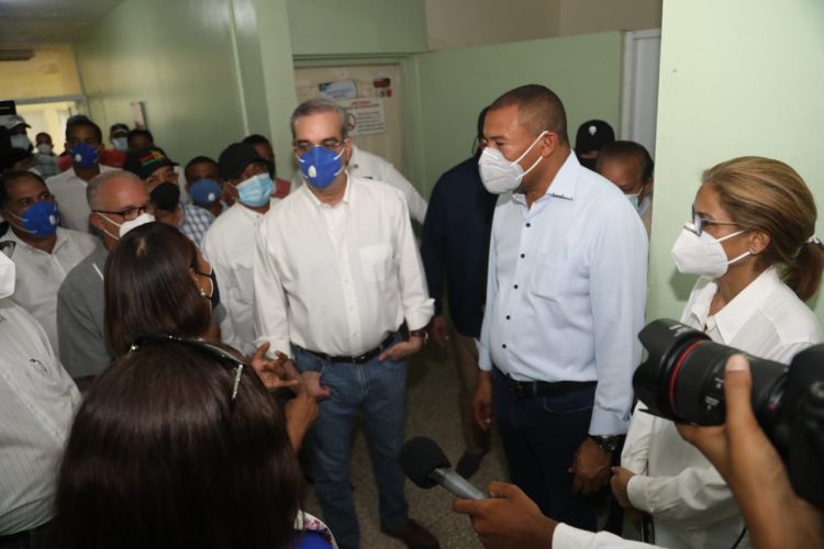 Luis Abinader lleva esperanza a víctimas de Isaías en Hato Mayor