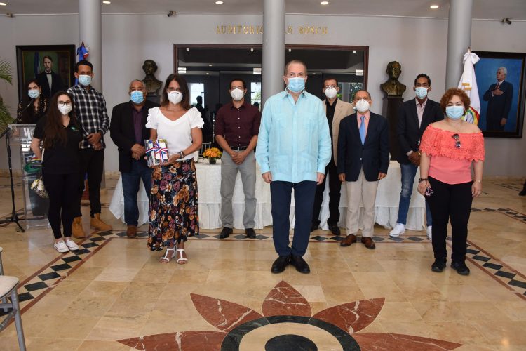 Circulan 18 obras de autores dominicanos, seis de ellas del profesor Juan Bosch