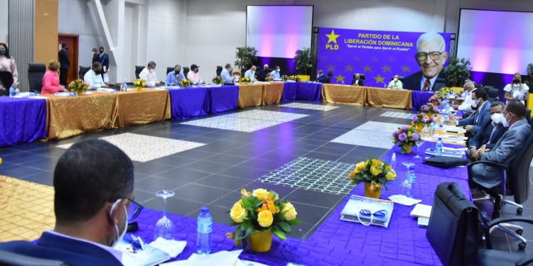 Danilo Medina y Temo Montás encabezan reunión comité político del PLD