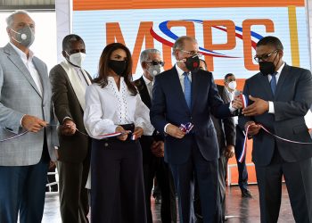 Gobierno inaugura controvertida terminal de autobuses próximo al Parque del Este