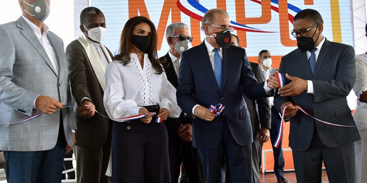 Gobierno inaugura controvertida terminal de autobuses próximo al Parque del Este