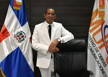 Deligne Ascensión toma posesión en el MOPC y asegura institucionalidad