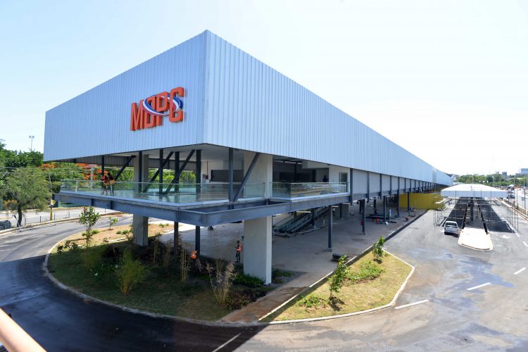 Gobierno inaugura controvertida terminal de autobuses próximo al Parque del Este