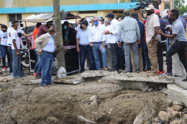 Luis Abinader lleva esperanza a víctimas de Isaías en Hato Mayor