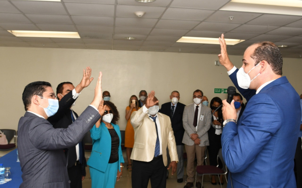 Adolfo Pérez juramenta subdirectores de PROMESE/CAL