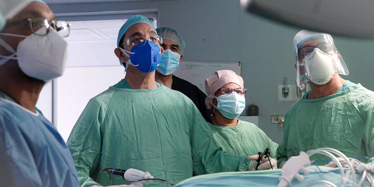 Urólogo Pablo Mateo realiza Nefrectomía Radical vía Laparoscopia por Cáncer de Riñón