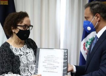 Jean Alain Rodríguez entrega a Miriam Germán informe sobre casos penales y administrativos