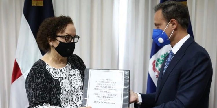 Jean Alain Rodríguez entrega a Miriam Germán informe sobre casos penales y administrativos