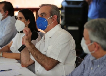 Abinader discute con empresarios desarrollo de Pedernales