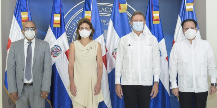 Canciller entrega donaciones de China, Qatar y Turquía al Gabinete de Salud