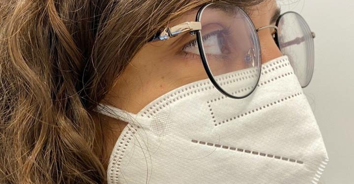 Recomiendan no hablar fuerte, cantar o reírse sin tapabocas