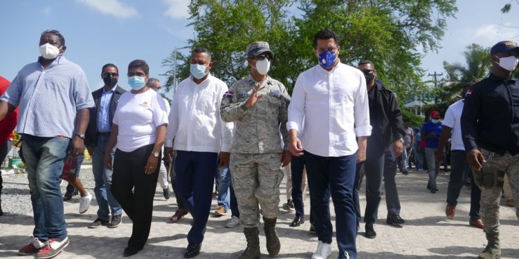 Ministro de Turismo visita playa de Bocha Chica