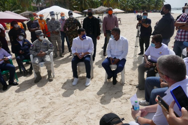 Ministro de Turismo visita playa de Bocha Chica