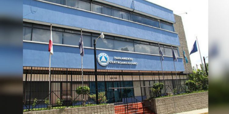 Juramentan diputados electos al PARLACEN