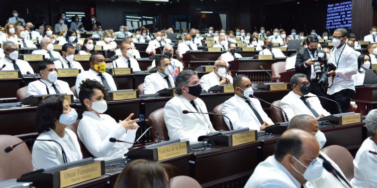 Félix Bautista ingresa a la Fuerza del Pueblo que es segundo bloque más numeroso en el Senado