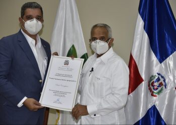 Condecoran presidente de ADA y diez productores con el Premio Nacional al Merito